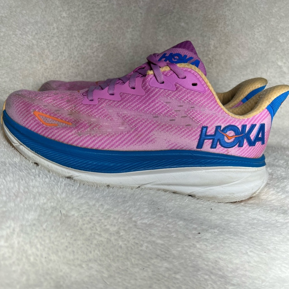 Womens size 9B W HOKA Clifton 9’s